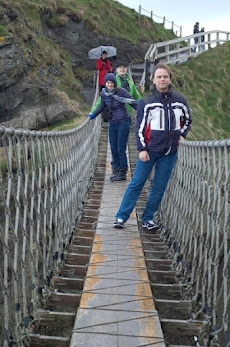 На верёвочном мосту